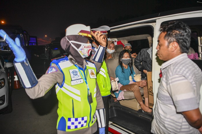 Calon pemudik yang terjaring razia penyekatan berjalan menaiki bus yang akan membawa mereka ke Terminal Pulogebang, Jakarta, di Pintu Tol Cikarang Barat, Bekasi, Jawa Barat, Kamis (21/5/2020). Calon pemudik yang terjaring razia penyekatan oleh Polda Metro Jaya tersebut dibawa ke terminal Pulogebang untuk kemudian diarahkan kembali menuju Jakarta. ANTARA FOTO/Nova Wahyudi/aww.