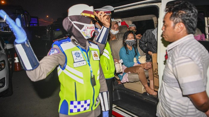 Calon pemudik yang terjaring razia penyekatan berjalan menaiki bus yang akan membawa mereka ke Terminal Pulogebang, Jakarta, di Pintu Tol Cikarang Barat, Bekasi, Jawa Barat, Kamis (21/5/2020). Calon pemudik yang terjaring razia penyekatan oleh Polda Metro Jaya tersebut dibawa ke terminal Pulogebang untuk kemudian diarahkan kembali menuju Jakarta. ANTARA FOTO/Nova Wahyudi/aww.