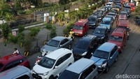 Kemacetan tersebut kian diperparah dengan banyaknya angkot yang berhenti menunggu penumpang di pertigaan Jalan Pondok Gede dan Jalan Raya Hankam.