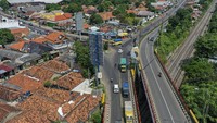 Kini, penampakan kepadatan, kemacetan kendaraan pun sirna akibat larangan mudik tahun ini membuat Simpang Jomin, Karawang, terlihat sepi dan senyap. Terlihat hanya beberapa kendaraan angkutan barang atau logistik guna mencegah dan memutus mata rantai COVID-19.