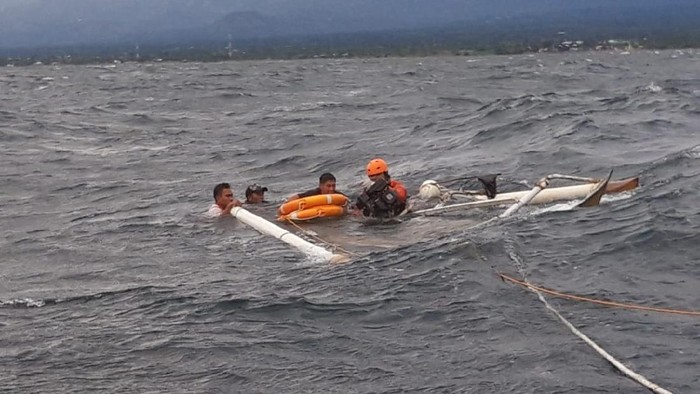 Proses evakuasi nelayan terombang-ambik di lautan