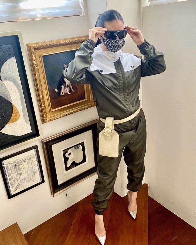 Aktris 33 tahun ini mengunggah foto dirinya memakai face shield hingga masker dengan busana stylish di Instagram. Tujuannya adalah untuk mengampanyekan untuk hidup normal tapi tetap menjaga kebersihan diri. Foto: Instagram/@iamhearte