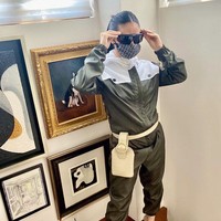 Aktris 33 tahun ini mengunggah foto dirinya memakai face shield hingga masker dengan busana stylish di Instagram. Tujuannya adalah untuk mengampanyekan untuk hidup normal tapi tetap menjaga kebersihan diri. Foto: Instagram/@iamhearte