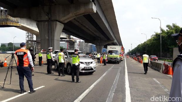 Suasana Check Point di GT Cikarang Barat H-2 Lebaran