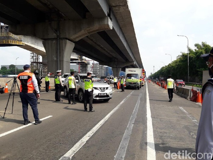 Suasana Check Point di GT Cikarang Barat H-2 Lebaran