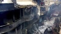 Juru bicara otoritas penerbangan Pakistan, Abdul Satta Khokhar mengungkapkan sementara ini ada 99 penumpang dan 8 awak kabin yang berada di kecelakaan pesawat tersebut.
