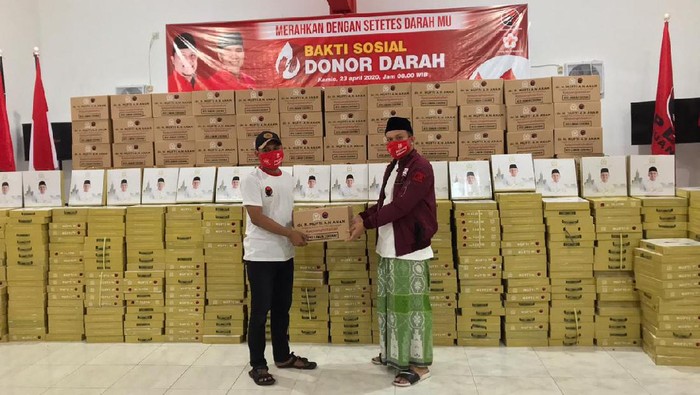 Anggota DPR Ini Bagikan 40.000 Paket Sembako ke Pasuruan-Probolinggo