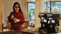 Bergaya dengan pakaian kasual, Aska juga pernah pamer momen ngopi sambil jalan-jalan. Sebuah kacamata hitam membuat tampilannya makin modis. Foto: instagram @askaongi