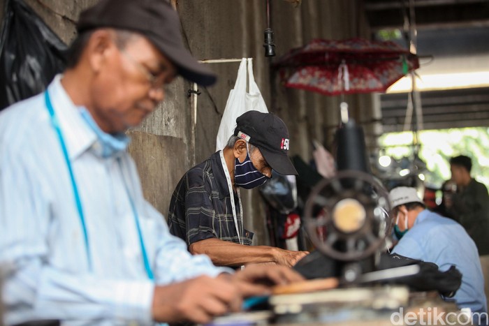 Jelang lebaran penjahit jalanan di Jatinegara, Jakarta mulai sibuk, Jumat (22/5/2020). Meski begitu adanya pandemi corona ini membuat omsetnya tak seindah tahun-tahun sebelumnya.