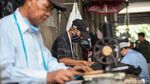 Omzet Tipis Penjahit Jalanan Jelang Lebaran
