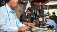 Lapak penjahit yang berada di kolong flyover Jatinegara ini tetap eksis meski di tengah kondisi yang tak menentu akibat Corona.