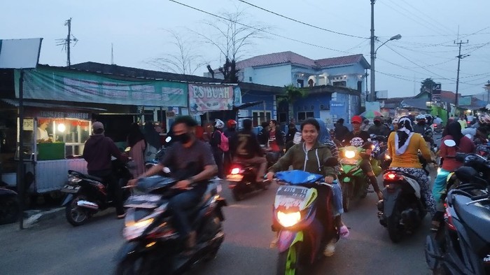Warga Berkerumun Cari Takjil di Bogor