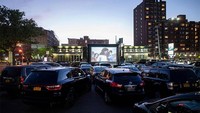 Seperti bioskop yang kembali buka namun dengan konsep yang berbeda yaitu dengan drive-in. Tidak ada lagi puluhan penonton yang duduk bersama dalam satu teater yang sama namun harus di dalam kendaraan masing-masing. Istimewa/Dok.Boredpanda/AFP.