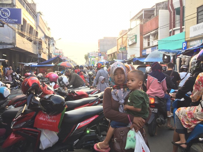 Kawasan Pedagang Kaki Lima (PKL) di Jalan Tirtayasa Royal, Serang, Banten. (Tiara AA/detikcom)