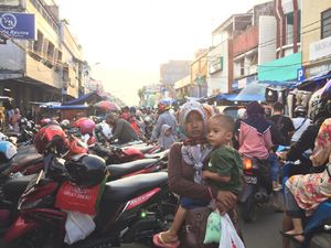 Warga Berkerumun Padati Kawasan PKL Royal Serang, Banten