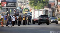 Aparat polisi bersama petugas terkait tengah memeriksa dan memantau pengendara yang masih melanggar dalam pelaksanaan Pembatasan Sosial Berskala Besar (PSBB), di Check Point, di Jalan Raya Jati Waringin, Pomdok Gede, Kota Bekasi, Jumat (22/05/2020).