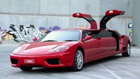 Di antara semuaya, Ferrari limo dari Australia ini yang paling heboh kabinnya. Delapan penumpang yang mampu dimuatnya akan ditemani layar, lampu disko warna warni, AC dan full stereo untuk sistem audionya. Ferrari limo satu ini bisa dikatakan sama seperti diskotik berjalan. Foto: autoevolution
