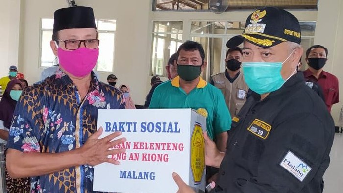 Bupati Malang Sanusi saat menyalurkan bantuan (