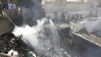 Petugas dari pemadam kebakaran setempat juga terus menyemprotkan air ke lokasi jatuhnya pesawat itu.