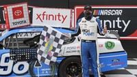 Chase Briscoe merayakan kemenangannya di NASCAR Xfinity series.