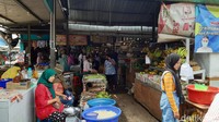 Pantauan detikcom di lokasi, pasar tradisional itu tetap ramai dipenuhi para pembeli meski di siang hari atau sekitar pukul 12.30 WIB. Para pedagang dan pembeli beraktivitas dengan normal di pasar ini.