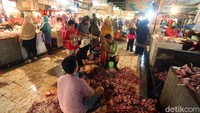 Meski begitu, masih ada pula beberapa orang yang tampak mengabaikan imbauan kesehatan untuk mengenakan masker saat beraktivitas di luar rumah.
