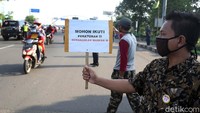 Petugas melakukan edukasi penggunaan masker.