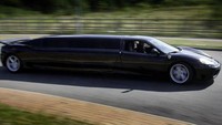 Ferrari limosin pertama datang dari Inggris. Mobil super ini dibuat lebih panjang untuk disewakan kepada orang yang tidak mampu dan mau mencoba pengalaman naik Ferrari. Oleh karena itu selain bentuknya yang panjang tidak banyak fasilitas mewah limo tertanam di kabinnya. Foto: autoevolution