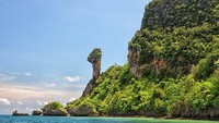 Yang lebih menariknya lagi, pulau tersebut juga sama sekali tak dihuni dan masih perawan. Hanya ada pondok kecil di sana yang bisa dipakai wisatawan bersantai sejenak (Getty Images)