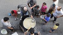 Berbagi Bubur Gandum untuk Warga Miskin Gaza