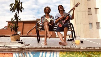 Setiap hari mereka naik ke atap  untuk menyanyikan lagu-lagu harapan dan kebahagiaan bagi tetangga, tetapi juga untuk memberikan penghormatan kepada semua dokter, perawat, dan sukarelawan yang memerangi pandemi global ini. Istimewa/Dok. Boredpanda/@lepetitmutant.