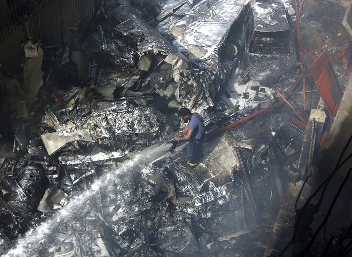 Pesawat penumpang jatuh di di Pakistan. Pesawat itu membawa lebih dari 100 orang, mengalami kecelakaan di kawasan selatan Karachi.