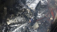 Pesawat itu membawa lebih dari 100 orang, mengalami kecelakaan di kawasan selatan Karachi.