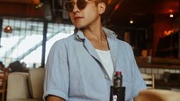  Dengan menggunakan sunglasses begini gaya candid Aliff Alli saat mengunjungi sebuah restoran di Jakarta. Foto: Instagram @aliff_alli