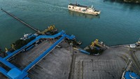 Hal ini dikarenakan adanya aturan larangan mudik dari pemerintah demi mencegah penyebaran pandemi COVID-19. Beginilah potret terkini pelabuhan Merak yang sunyi sepi.