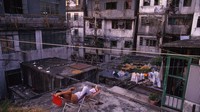 Kowloon Walled City semacam kecelakaan sejarah. Bekas benteng dinasti Qing, kawasan ini tidak sepenuhnya di bawah pemerintahan kolonial Inggris di Hong Kong. Akibatnya, penghuni bebas membangun tempat tinggal sesuai keinginannya. Mereka mengabaikan aturan keselamatan