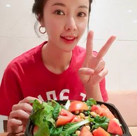 Setelah empat bulan berpacaran, bintang drama Korea She Was Pretty ini menikahi atlet golf dan CEO perusahaan baja. Meskipun sempat mengajukan cerai, dia dan suami Lee Young Don memilih rujuk. Kini Hwang Jung Eum tengah hamil anak kedua. Foto: Instagram jungeum84