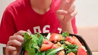 Untuk pola makan, Hwang Jung Eum tengah menikmati makanan sehat berbasis banyak sayuran. Mulai dari sayuran hijau, tomat, sampai kacang-kacangan akan ia lahap. Foto: Instagram jungeum84