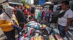 Edan! Pasar Jatinegara Ramai Banget