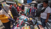 Beragam aksesoris lainnya pun turut dijajakan oleh para pedagang di kawasan pasar tersebut.  