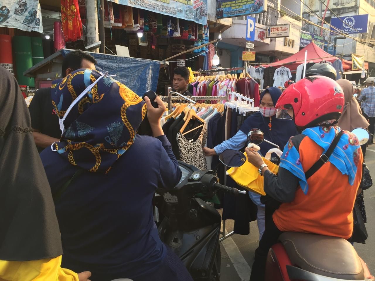 Kawasan Pedagang Kaki Lima (PKL) di Jalan Tirtayasa Royal, Serang, Banten. (Tiara AA/detikcom)
