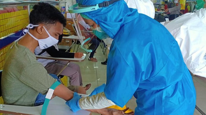 Salah seorang pengunjung mengikuti rapid test di Mal di Kudus, Jumat (22/5/2020)