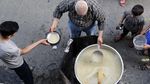 Berbagi Bubur Gandum untuk Warga Miskin Gaza