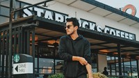 Begitu pula dengan pose yang satu ini. Dengan gaya candid, ia berpose dengan latar sebuah kafe terkenal yang jadi tempat nongkrong banyak orang. Foto: Instagram @aliff_alli