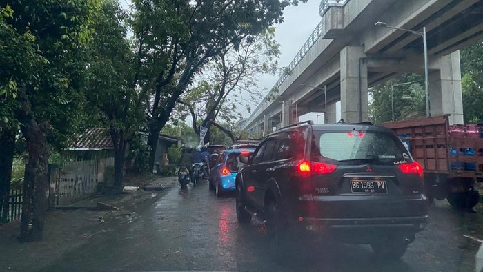 Pohon dan baliho tumbang di Palembang akibat diterjang hujan-angin kencang (Raja Adil-detikcom)