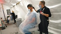 Mulai 20 Mei sebagian besar wilayah di Amerika Serikat sudah membuka kembali tempat-tempat umum, namun jika diperhatikan, tempat-tempat ini memiliki bentuk normal yang baru akibat pandemi Corona. AP Photo/Kathy Willens.