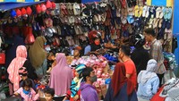 Sejumlah pengunjung memadati Pasar Tengah di Pontianak, Kalimantan Barat, Jumat (22/5/2020). Seperti tak ada Corona aja yah.
