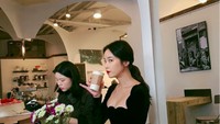 Sepertinya wanita berambut panjang ini doyan minum kopi ya? Begini gaya santai Hwang Jung Eum saat hendak menyesap kopi. Foto: Instagram jungeum84