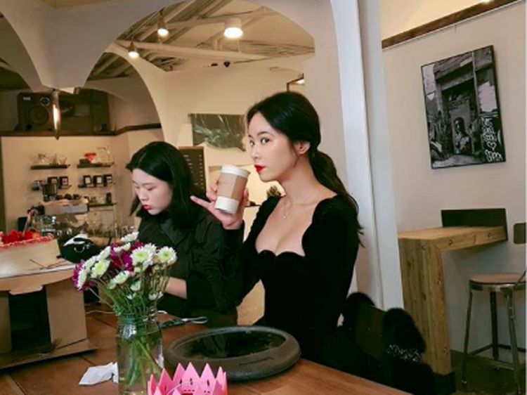 Pesona Hwang Jung Eum, Pemain Mystic Pop-up Bar Saat Kulineran