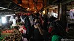 Warga Berburu Keperluan Lebaran di Pasar Rawa Badak
